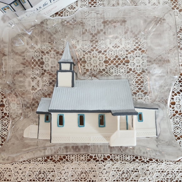 Hallmark Keepsake Ornament - When Calls The Heart Hope Valley Church - Picture 8 of 8